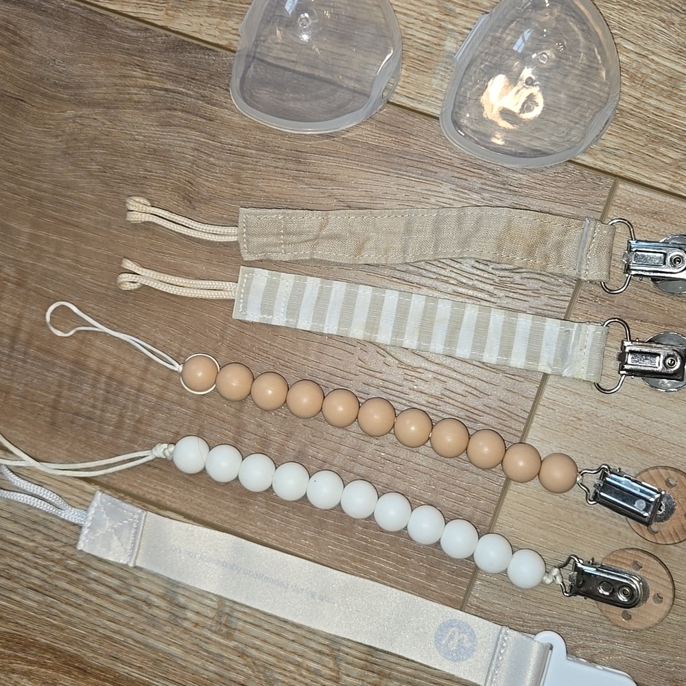 Pacifier Clips And Pacifier Containers - Picture 4 of 4